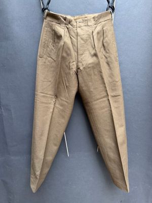 une photo d'un pantalon accroché au mur