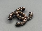 broche Chanel ornée de perles et de diamants