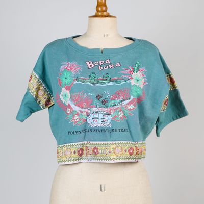 le haut d'un mannequin portant une chemise bleue sur laquelle est représenté un crabe