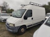 une camionnette blanche garée dans un parking avec d'autres voitures