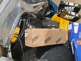 une boîte pleine d'objets assortis qui se trouvent dans la boîte