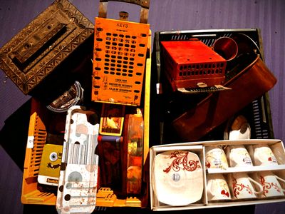de nombreux objets différents posés sur une table