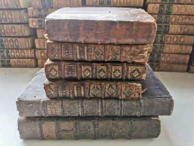 plusieurs vieux livres empilés sur une table