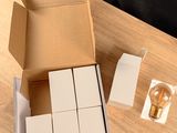 une boîte contenant une ampoule, posée sur une table