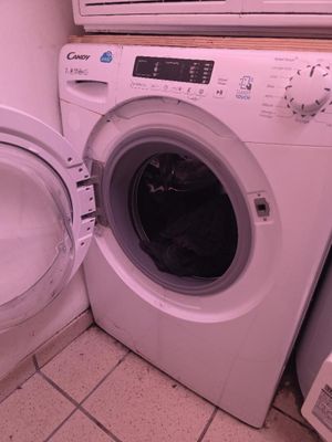 un lave-linge et un sèche-linge dans le coin d'une pièce