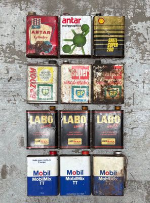 de nombreux types de cigarettes exposés sur le mur