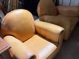 deux fauteuils en cuir et une table dans une pièce