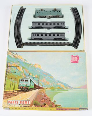 une boîte avec un train dessus et une boîte avec un train dessus