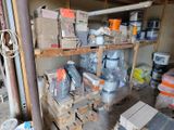 de nombreux cartons et boîtes sur les étagères du garage