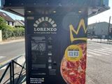 un distributeur automatique de pizzas au bord de la route