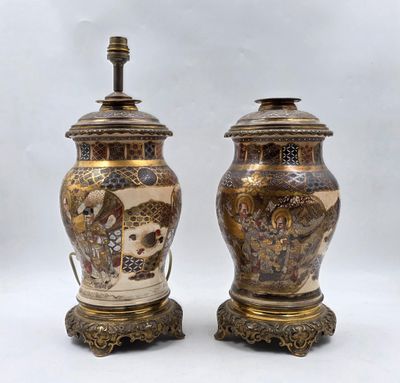 paire de vases chinois anciens sur socles, ornés de scènes asiatiques