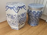 deux vases bleus et blancs posés par terre à côté d'un radiateur