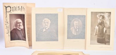 Plusieurs vieilles photos de personnes sont présentées dans un livre
