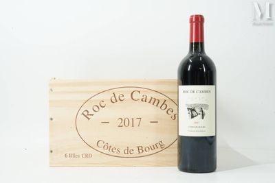 une bouteille de vin posée à côté d'une caisse en bois