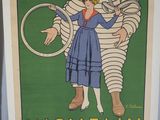 une affiche représentant une femme et un homme habillés respectivement en homme et en femme, cette dernière portant une robe bleue