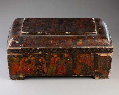 une vieille boîte en bois avec une peinture à l'intérieur
