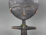 un gros plan d'un objet métallique sur lequel figure un visage