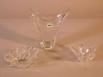 trois morceaux de verre posés sur une surface blanche