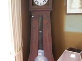une horloge de parquet dans un coin du salon