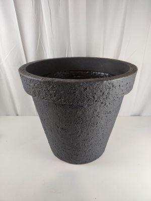 une photo d'un pot noir posé sur une table blanche