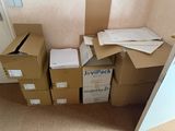 une pile de cartons posée par terre à côté d'une porte