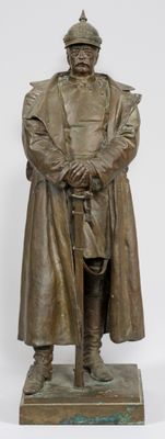 statue en bronze représentant un homme vêtu d'un trench-coat et d'un chapeau