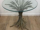 une photo d'une table en verre sur laquelle est posée une plante