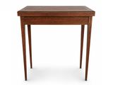 une petite table avec un plateau en bois sur fond blanc