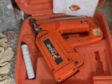 une boîte orange contenant des outils, posée par terre