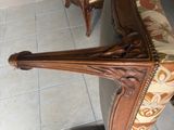 une chaise et une autre chaise posées sur un sol carrelé
