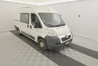 une camionnette blanche garée dans un garage