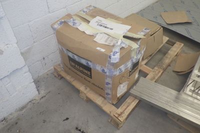 un carton posé sur une palette dans une pièce