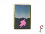 peinture abstraite représentant une étoile de mer rose sur fond de ciel bleu, avec des montagnes en arrière-plan