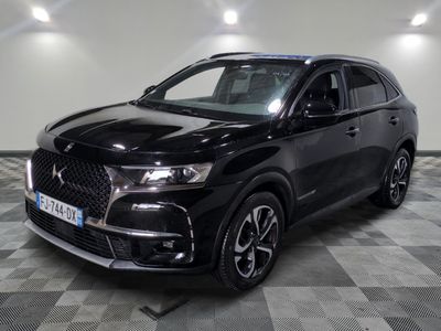 le 4x4 noir est garé dans une grande pièce au sol en damier