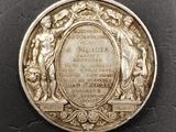 un gros plan d'une pièce d'argent sur laquelle est apposée une plaque