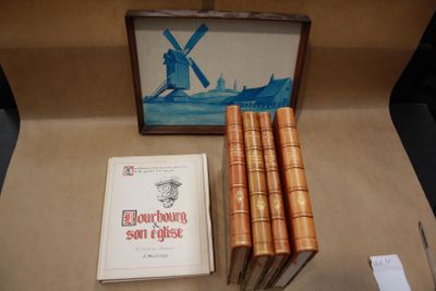 une image représentant une boîte remplie de livres et une image représentant un moulin à vent