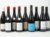 six bouteilles de vin sont alignées dans une rangée