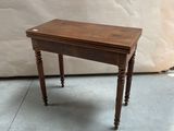 une photo d'une petite table en bois posée sur un sol en béton