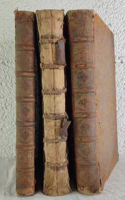 deux vieux livres empilés l'un sur l'autre sur une table
