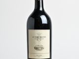 une bouteille de vin rouge posée sur une table en bois