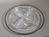 une image représentant une assiette en verre transparent bordée d'argent