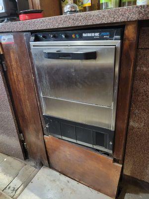 une photo d'une cuisine équipée d'un lave-vaisselle