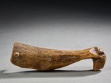 un gros plan d'un objet en bois posé sur une surface grise