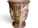 un vieux vase orné d'un motif sur fond blanc