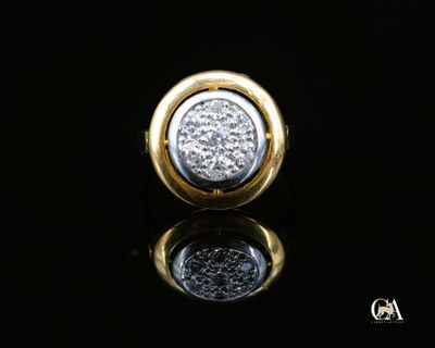 gros plan d'une bague en or et diamants sur une surface noire