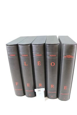 six livres noirs aux lettres rouges sont empilés les uns sur les autres