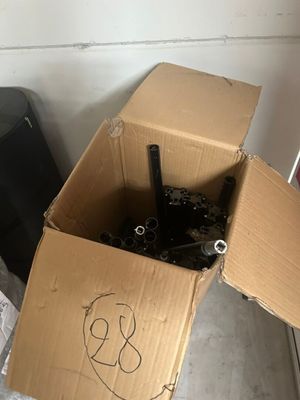 une boîte en carton avec un tas d'outils à l'intérieur
