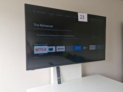 une télévision à écran plat accrochée au mur du salon