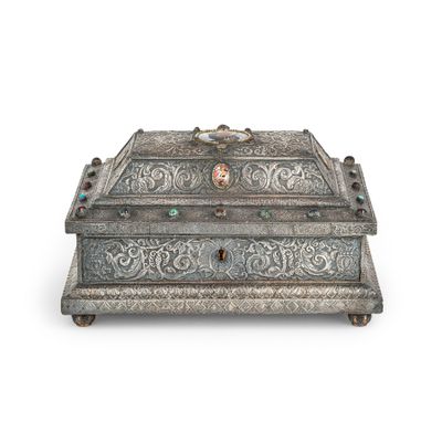 une vieille boîte en argent surmontée d'un oiseau
