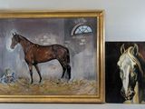 des tableaux représentant un cheval et un cheval dans une grange
